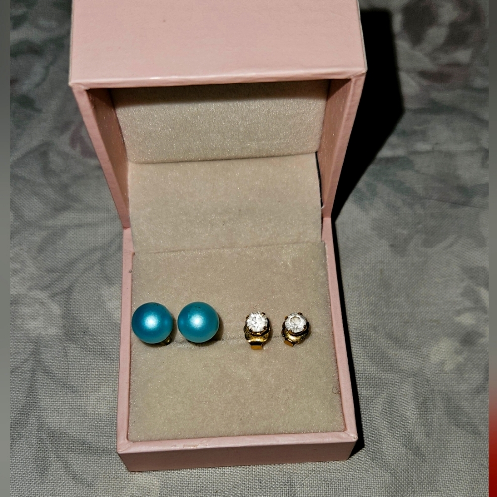 ⚠️Free bundle item- Blue faux peal earrings